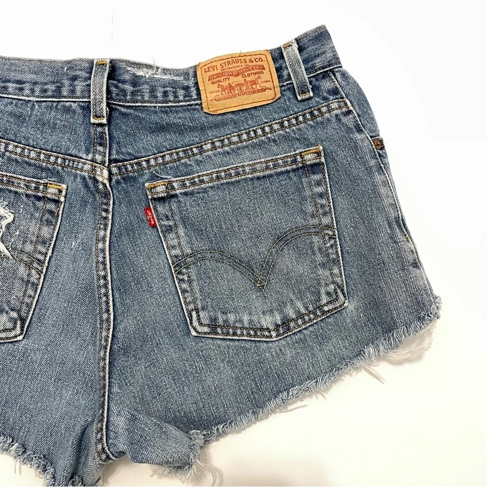Levi’s Women’s 550 Relaxed Distressed Denim Shorts Size 14